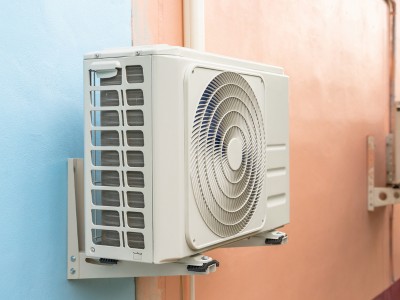 Technician performing AC maintenance in a Dubai vacation home to improve cooling efficiency and prevent breakdowns