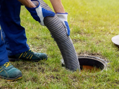 Professional drainage cleaning technician clearing blocked drains in Dubai